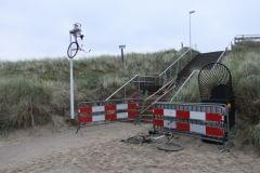 Parking rowerowy przy wejściu na plażę w Wijk aan Zee.