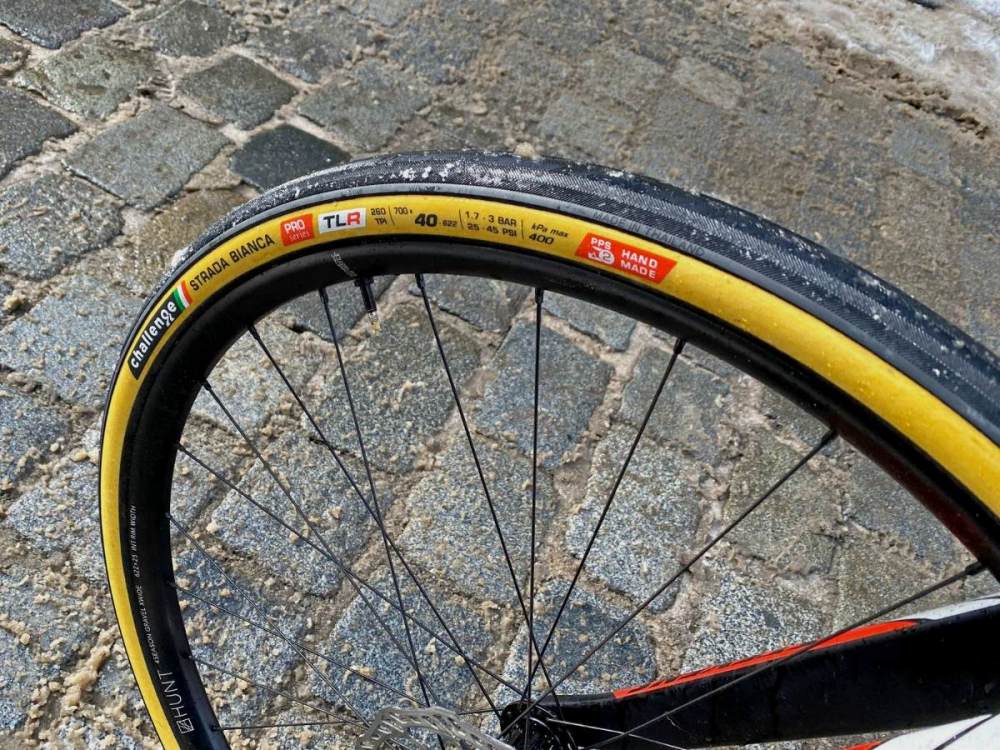 Challenge-Strada-Bianca-40-gravel-tire_700c-40mm-high-volume-all-road-gravel-bike-tire_snowy-cobblestones.thumb.jpg.b57dc14ea4b6d58853beaf7c7265d50c.jpg